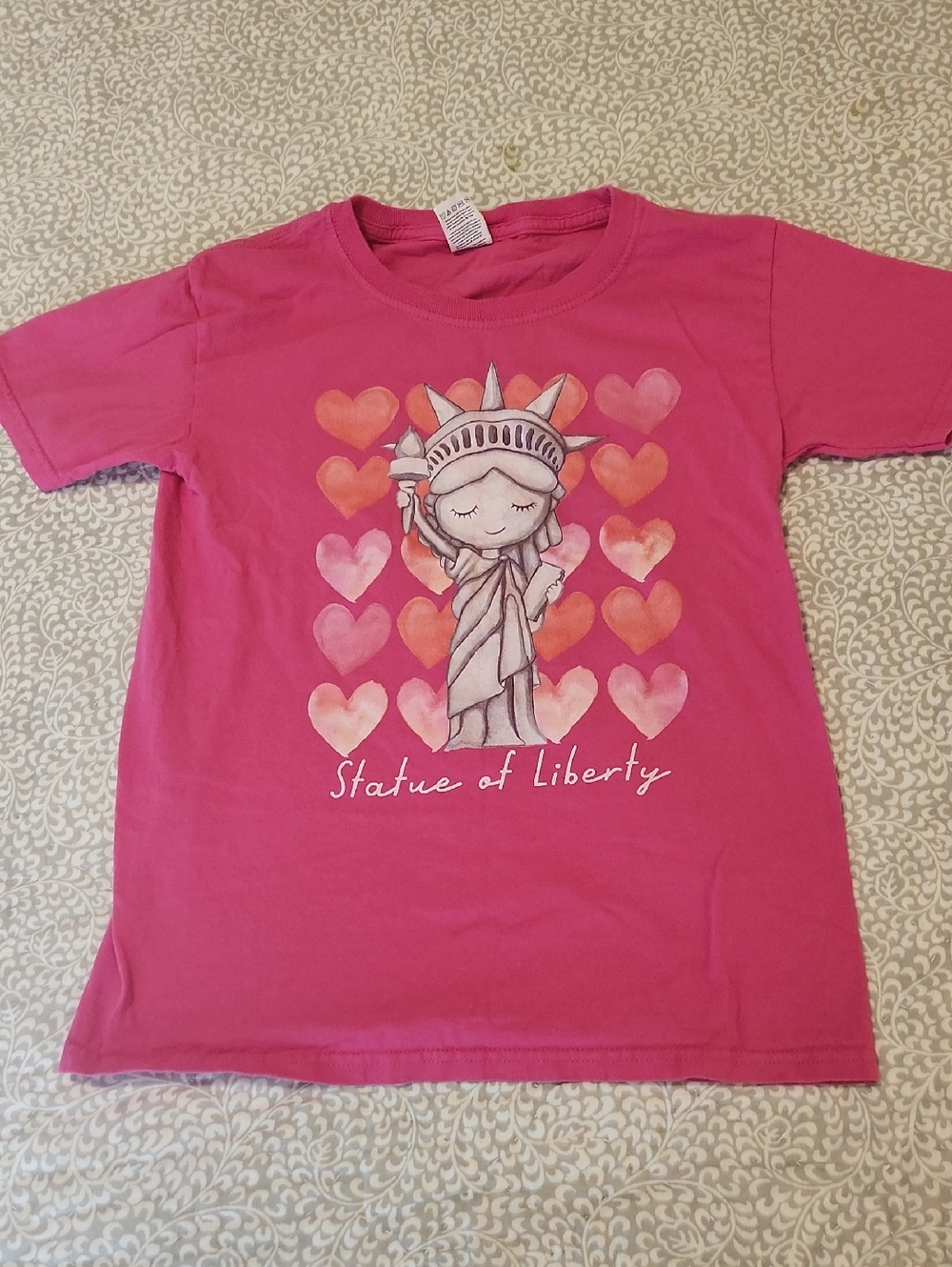 ✨ 3 For $25 SALE Fruit of the Loom Pink Statue of Liberty Heart Graphic Tee